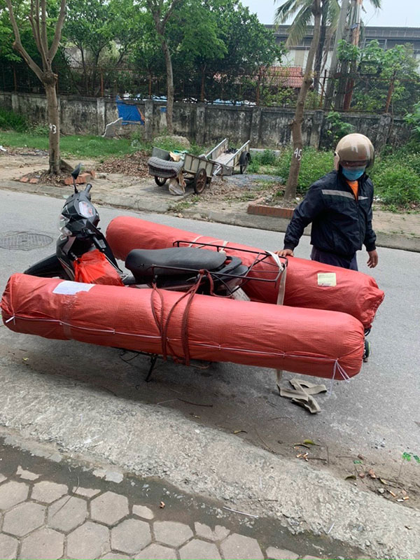 Giao hàng cỏ nhân tạo